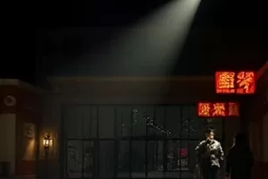 剧集《老城照相馆》中老式海鸥相机与红布背景的组合画面