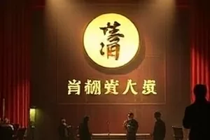 短片《小巷理发师》里老师傅手持老式推子的近景